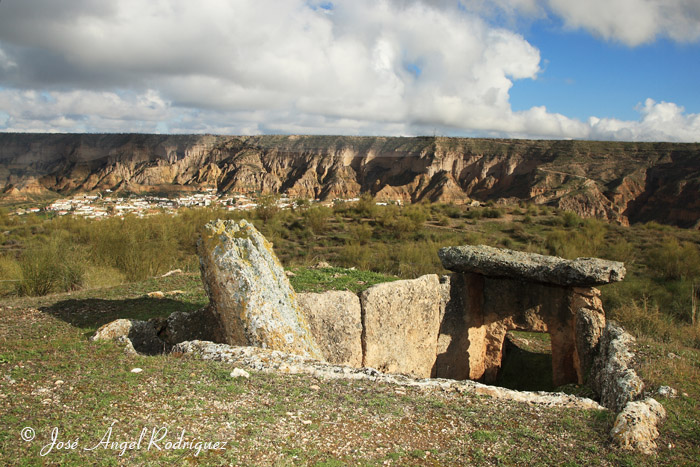 foto de dolmen con el pueblo de gorafe al fondo