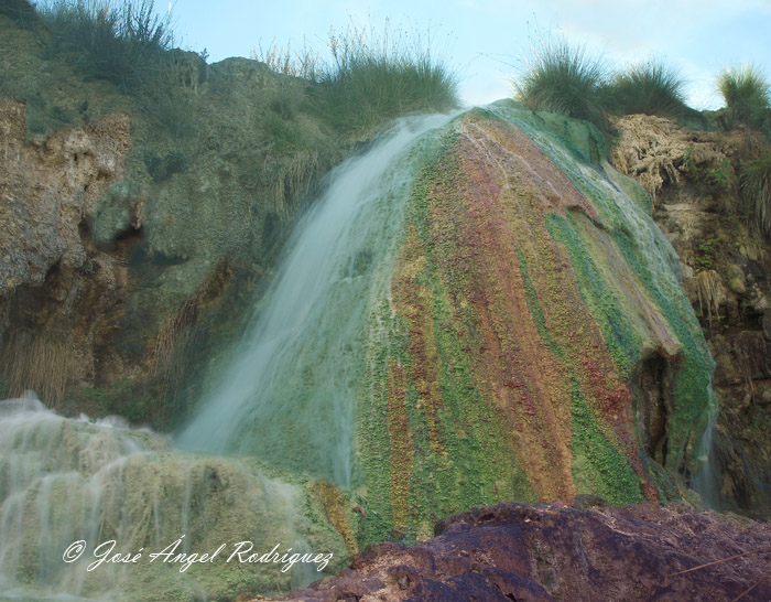 foto de la Cascada de agua formada de forma natural en Acueducto del Toril 