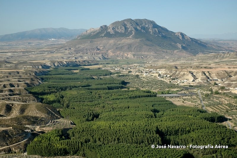 foto aérea del valle de cortes de baza con el cerro jabalcón al fondo