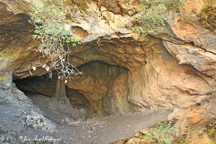 foto de Entrada a una cueva natural en el Barranco de la Fonfría