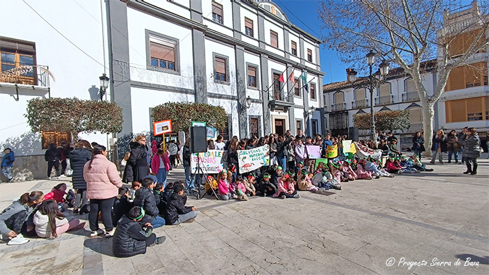 Alumnos de los centros escolares de Baza participan en los actos del Día Mundial de los Humedales con una concentración en la Plaza Mayor de Baza 