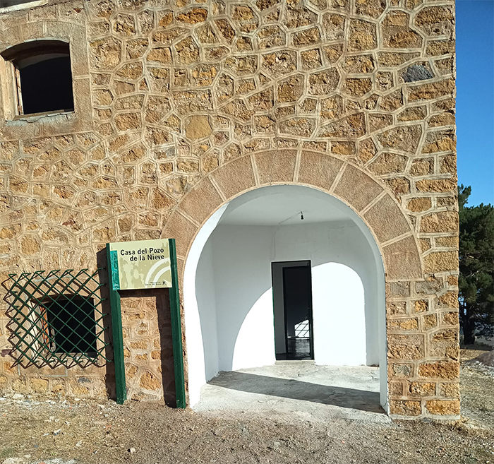 El Ayuntamiento de Baza efectúa trabajos de limpieza y acondicionamiento en el refugio del Pozo de la Nieve