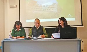 Foto de Almudena Cano Serrano, a la derecha de la imagen, en una reunión del Pleno de la Junta Rectora del Parque Natural Sierra de Baza.