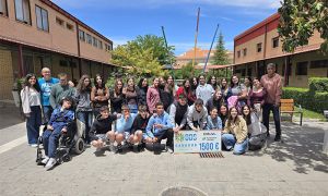 Los alumnos posan con algunos de sus profesores y el premio recibido en reconocimiento a su labor.