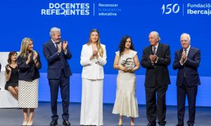 Belén Mesas Sánchez, en el centro de la imagen, recoge el premio "Docentes Referentes", en la categoría de “Sostenibilidad en Educación”, creado por la Fundación Ibercaja.