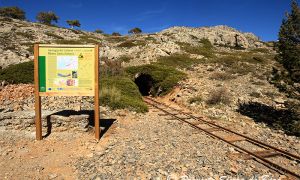 El sendero nos lleva por el más importante enclave minero del macizo central de la Sierra de Baza, desde los Prados del Rey hasta la cumbre de Santa Bárbara.