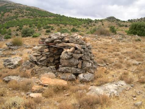 foto de un refugio de piedras de pastores de la sierra de baza