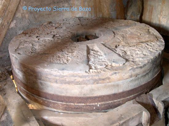 foto de un detalle de una artística piedra de molino de harina en la Sierra de Baza 