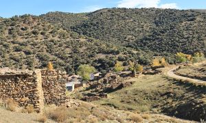 Foto Detalle de la aldea de Los Rodeos en su situación actual, con algunas casas habitadas y otras en situación ruinosa. 