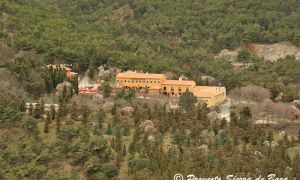 Foto Panorámica del Complejo de Narváez, en el que se integran tanto el Centro de Visitantes de Narváez, a la izquierda de la imagen, como en Aula de la Naturaleza.