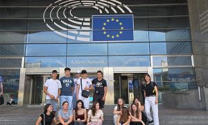 Foto de grupo de los alumnos que estuvieron en Bruselas reivindicando la recuperación y puesta en valor del Humedal del Baíco.