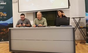 Foto de la Presidencia de la Junta Rectora del Parque Natural Sierra de Baza en la última con -de izquierda a derecha- su secretario, Rubén Teruel Jiménez, el presidente, Fernando Rodríguez Gutiérrez y la directora-conservadora Almudena Cano Serrano.