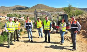 Foto del Delegado territorial y la Directora Conservadora del Parque Natural Sierra de Baza junto con los técnicos de la obra en una visita a la zona de actuación el pasado mes de mayo.