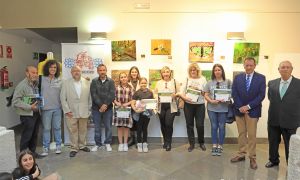 Foto de grupo de los premiados en el Primer Concurso de Pintura Sierra de Baza, con el jurado y organización de este evento.