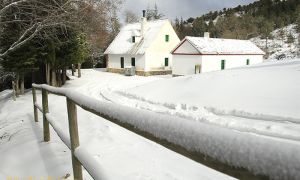 Foto de Aspecto invernal del refugio de La Canaleja en la Sierra de Baza.