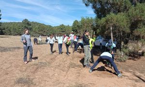Foto de Un grupo de participantes en esta nueva jornada de recuperación de setos y lindes arbóreas y arbustivas en los antiguos campos de cultivo de la Cañada del Espartal entregados a su objetivo reforestador. 